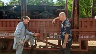 Rote Rosen – Petrov (Mark Zak, l.) stellt unmissverständlich klar, dass er sagt, wo es langgeht. (Mit Marcus Bluhm als Malte, r.)