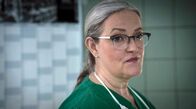 Tatort – Dr. Greta Leitner (Sybille J. Schedwill) leitet die Rechtsmedizin in Dortmund bereits seit vielen Jahren. Doch jetzt hat man ihr einen jungen Kollegen zur Seite gestellt, der ganz offensichtlich an ihrem Stuhl sägt.