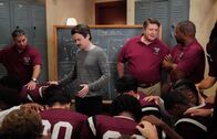 Young Sheldon – (v.r.n.l.) Coach Wilkins (Doc Farrow); George Cooper sen. (Lance Barber); Pastor Rob (Dan Byrd)