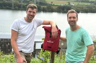 Wunderschön! – Moderator Daniel Aßmann (r) mit Elias Sturm, der hat einen Weinberg am Koepchenwerk angelegt hat.