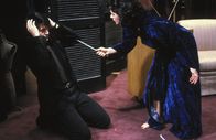 Blue Velvet – Als Jeffrey (Kyle MacLachlan) in die Wohnung der geheimnisvollen, attraktiven Nachtclub-Sängerin Dorothy Vallens (Isabella Rossellini) eindringt, wird er von ihr in flagranti erwischt.