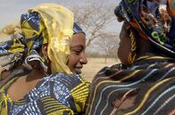 Senegals Solarheldinnen – Als Néné, Awa, Aissata (li.) und die anderen Frauen in den Kleinbus Richtung Stadt steigen, ist es für sie der erste Schritt in ein neues Leben.
