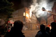 SOKO Wismar – Szenenfoto Dreharbeiten: Ein Haus brennt.