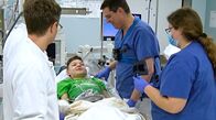Die Unfallklinik – Johannes Horter macht vor der Behandlung ein bisschen Smalltalk mit Julian.