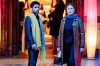 Die Füchsin – WDR Fernsehen DIE FÜCHSIN, "Im goldenen Käfig", Fernsehfilm, Deutschland 2019 Uhr. Der Polterabend von Youssefs Cousine wird gesprengt, als eine Gruppe maskierter Männer den Saal stürmt und den Bräutigam Tobias zusammenschlägt. Die Detektei „Fuchs & Kilali“ erhält vom Brautvater den Auftrag, die Schläger ausfindig zu machen. Schnell finden Anne (Lina Wendel) und Youssef (Karim Chérif) heraus, dass die Braut einen Geliebten hat. Will er die Hochzeit verhindern? Als sie ihn aufsuchen, finden sie ihn in seiner Wohnung – ermordet. Als noch ein zweiter Mann gewaltsam zu Tode kommt, entdecken die Detektive Schritt für Schritt, dass nicht nur Eifersucht, sondern Geschäftsinteressen und veruntreutes Geld bei der Lösung des Falles eine große Rolle spielen. - Anne Marie Fuchs (Lina Wendel) und Youssef el Kilali (Karim Cherif) auf dem Polterabend