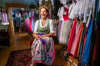 Ikonen Österreichs – Martina Reischauer sitzend in Ihrem Laden.