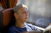 Eine gute Mutter – Früh am Morgen durchquert Nora (Halima Benhamed) mit dem Bus die halbe Stadt, um zu ihrem Putzjob am Flughafen zu gelangen.