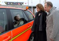 Tatort – Die Zeugin Simone Ehrt (Judith Rosmair) wird vom Tatort geführt.