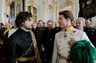 Sisi – Franz Joseph (David Rott, re.) trifft in Ungarn auf den leidenschaftlichen Freiheitskämpfen Andrassy (Fritz Karl). Der junge Kaiser hat ihn amnestiert, so dass er aus dem Exil in die Heimat zurückkehren kann. Doch Andrassy zeigt wenig Dankbarkeit.