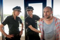 Notruf Hafenkante – Melanie (Sanna Englund, l.) und Mattes (Matthias Schloo, M.) nehmen Mark Eising (Christoph Tomanek, r.) vorläufig fest, der seinen Nachbarn aus Eifersucht niedergeschlagen und dessen Büro verwüstet hat.