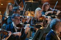 Festtag bei Jacques Offenbach – Gute Stimmung, Champagnerlaune und ein Fest für die Sinne voller musikalischer Genüsse mit dem Orchestre National de France im Sendesaal von Radio France – ein perfekter Jahresausklang!