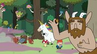 Super Happy Magic Forest – Die Eichhörnchenkönigin (3.v.l.) hat außer Twinkle (2.v.l.) die Helden - Tupfen, M., Blümchen (3.v.r.), Herbert (2.v.r.) und Hufius (r.) mit dem Geruch eines Parfüms, das sie aus Blüten herstellt, zu Untertanen verzaubert.