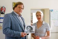 Die Rosenheim-Cops – Mit Hilfe eines Phantombildes findet Ermittler Hartl (Michael A. Grimm, l.) heraus, dass das Opfer ein Verhältnis mit Camilla Menzel (Birte Hanusrichter, r.) hatte. Hat sie etwas mit dem Mord zu tun?