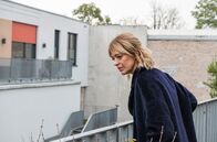 Tatort – Eine Frau starb beim Sturz aus einem Fenster, Ellen Berlinger (Heike Makatsch) soll klären, ob es sich um einen Selbstmord handelt.