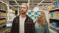 Everyone But Us – Nach dem Besuch in der Kinderwunschklinik gehen Hilma (Alba August) und Ola (Björn Gustafsson) aufgedreht einkaufen.