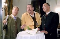 Die Rosenheim-Cops – Restaurantchef Ludwig Krammler (Fritz von Friedl, l.) erläutert seine hochtrabenden Pläne, was Polizeichef Gert Achtziger (Alexander Duda, r.) mit Interesse, Rosenheim-Cop Korbinian Hofer (Joseph Hannesschläger) mit Skepsis verfolgt.