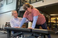 Mein Körper – Um gesund alt zu werden, muss Beatrice Muskeln aufbauen. Personaltrainerin Saskia Barkhoff zeigt ihr deshalb effektive Kraftübungen mit dem eigenen Körpergewicht.