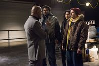 Brooklyn Nine-Nine – V.l.: Tito Ruis (Luis Moncada), Doug Judy (Craig Robinson), Rosa Diaz (Stephanie Beatriz), Jake Peralta (Andy Samberg)