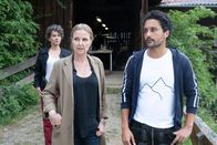Die Chefin – Vera Lanz (Katharina Böhm, m.) und Rita Niemayer (Dorothee Hartinger, l.) lassen Darian Sananis (Omar El-Saeidi) Hof räumen. Der Whistleblower hat gefährliche Informationen und seine Familie schwebt in akuter Gefahr.