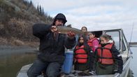 Alaska - Eisige Tradition – Tig Strassburg hält einen Fisch hoch, den seine Familie mit ihren Netzen gefangen hat. (National Geographic für Disney)