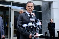 Atlanta Medical – Wird Dr. Bell (Bruce Greenwood) vor der Presse zu den Geschehnissen in seinem Krankenhaus stehen?; Wird Dr. Bell (Bruce Greenwood) vor der Presse zu den Geschehnissen in seinem Krankenhaus stehen?