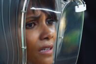 Extant – An Bord der Seraphine entdeckt Molly (Halle Berry) nicht nur Zeichen der Aliens, die die Erde angreifen wollen. Auch etwas völlig Unerwartetes wartet auf die Astronautin ...