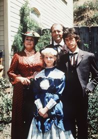 Unsere kleine Farm – Die Familie Oleson besitzen in Walnut Grove ein Lebensmittelgeschäft: (v.l.n.r.) Harriet (Katherine MacGregor), Nancy (Allison Balson), Nels (Richard Bull) und Willie (Jonathan Gilbert).