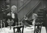 Dinner for One – Cheers: Freddie Frinton als Butler James, May Warden als Miss Sophie.