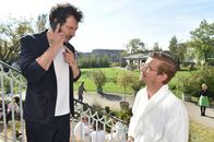 jerks. – Fahri (Fahri Yarim , l.) und Joko (Joko Winterscheidt, r.) treffen sich zufällig in einer Wellnessklinik. Beide sind nur aus einen Grund hier - Analspülungen!