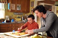 The Middle – Brick (Atticus Shaffer, l.) ist entsetzt, als er herausfindet, dass Axl (Charlie McDermott, r.) sein Schulprojekt aufgegessen hat und verlangt von ihm, ein neues zu kreieren. Unterdessen werden Sue Avancen von einem Wrestler gemacht ...