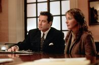 Zivilprozess – Jan Schlichtmann (John Travolta) und eine Klientin Anne Anderson (Kathleen Quinlan)