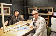 Chez Krömer – „Chez Krömer“ öffnet auch 2021 seine Tür zum Verhörraum. Der scheint gemütlicher, als er ist. Im abgewetzten Amtsstuben-Flair ist Kurt Krömer Gastgeber und Unruhefaktor zugleich. Ob absurd-naive Fragen, böser Witz oder präziser Konter: Der Gast im Verhörraum ist dem unberechenbaren Krömer ausgeliefert. - Torsten Sträter zu Gast bei Kurt Krömer.