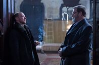 Atomic Blonde – Kann CIA-Mann Emmet Kurzfeld (John Goodman, r.) dem zwielichtigen Verbindungsoffizier Percival (James McAvoy, l.) trauen?