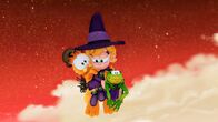 Garfield – Auf der Suche nach den magischen Gegenständen fliegt Garfield auf Hexe Abigails Besen mit.