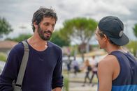 The Last Wave – Ben Lebon (David Kammenos, l.) redet seinem ehemaligen Schüler Max Alcorta (Roberto Calvet, r.) ins Gewissen.