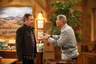 Last Man Standing – Während Mike (Tim Allen, l.) seine Tochter wieder zur Vernunft bringen möchte, sorgt Bud (Robert Forster, r.) für reichlich Chaos ...