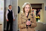 Rote Rosen – ARD ROTE ROSEN FOLGE 1455 Uhr im ERSTEN. Claudia (Mignon Remé, r.) wird von Robin (Niklas Osterloh, l.) ertappt, als sie nach Beweisen gegen ihn sucht.