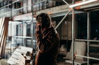 Rohbau – Lutz (Peter Schneider) telefoniert, während sich auf der Baustelle ein tragischer Unfall ereignet.