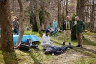 Hubert und Staller – Karsten Heimreich wurde ermordet. Wen hatte der Inhaber der 2 Seen Tour zum Feind? Dr. Fuchs (Susu Padotzke, M.), Hubert (Christian Tramitz, 2.v.r.) und Girwidz (Michael Brandner, r.) wurden von Yazid (Hannes Ringltetter, l.) gerufen.
