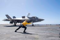 Geniale Technik – PACIFIC OCEAN (Sept. 30, 2019) Aviation Boatswain’s Mate (Handling) 2nd Class Sabrina Bales, assigned to the amphibious assault ship USS America (LHA 6, signals an F-35B Lightning II assigned to the Flying Leathernecks of Marine Fighter Squadron (VMFA) 122 to take off from the ship’s flight deck. America is currently underway conducting routine operations.