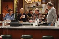 Superior Donuts – (v.l.n.r.) Randy (Katey Sagal); Fawz (Maz Jobrani); Tush (David Koechner); Arthur (Judd Hirsch)