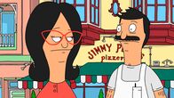 Bob's Burgers – Linda (r.) entdeckt, dass es Restaurants gibt, die sogenannte Krimidinner veranstalten. Das bedeutet, dass sowohl Essen serviert als auch begleitend eine Kriminalgeschichte von Laiendarstellern dargeboten wird. Nun möchte sie Bob (l.) dazu überreden. Doch wird ihr das gelingen?