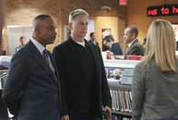 Navy CIS – Noch ahnen Gibbs (Mark Harmon, M.), Bishop (Emily Wickersham, r.) und Vance (Rocky Carroll, l.) nicht, dass der aktuelle Fall schwieriger ist, als erwartet ...