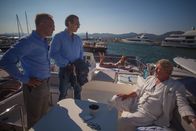 Exit – Jeppe Schøitt (Jon Øigarden, l.) und Adam Veile (Simon J. Berger, M.) wollen einen Freund unterstützen, doch dessen vermeintlicher Bedroher Martin Beskow (Rolf Lassgård, r.), konfrontiert sie mit einer schockierenden Neuigkeit.