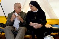 Um Himmels Willen – Seit seinem Rauswurf aus dem Mutterhaus campiert Stolpe (Markus Hering, l.) in einem Zelt. Oberin Theodora (Nina Hoger, r.) stattet ihm einen Besuch ab.