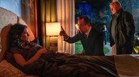 Tatort – Kurz nach dem tödlichen Unfall suchen Prof. Dr. Boerne (Jan Josef Liefers, Mitte) und Hauptkommissar Thiel (Axel Prahl, r.), Doreen Prätorius (Cordelia Wege, l.) in ihrem Haus auf. Sie ist traumatisiert von den tragischen Ereignissen und kann sich an nichts erinnern.