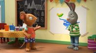 Pip und Posy – Posy malt gern in bunten Farben, Pip bevorzugt unifarben, besonders wenn es um Enten geht.