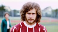 Paul Breitner - Der legendäre Fußball-Rebell – Er prägte mehr als ein Jahrzehnt lang das Spiel von Bayern München, von Real Madrid sowie der deutschen Fußball-Nationalmannschaft und sorgte oftmals auch abseits des Platzes für Kontroversen: Paul Breitner.
