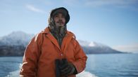 Alaska - Eisige Tradition – Nur Phillips sucht in den Bergen nach einer Ziege. (National Geographic für Disney)