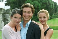 Rosamunde Pilcher: Wind über der See – Sophie Wepper (l.), Martin Kluge (M.) und Iréna Flury (r.) in "Rosamunde Pilcher - Wind über der See".